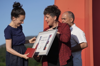 Miren Amuriza, 111 Akademiaren azken saria jasotzen.