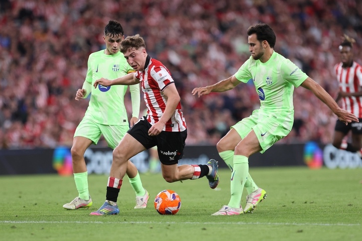 Jauregizar, rodeado de jugadores del Barça.