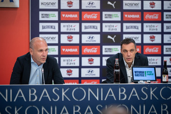 Paolo Galbiati, técnico del Baskonia, junto con el director deportivo Félix Fernández.