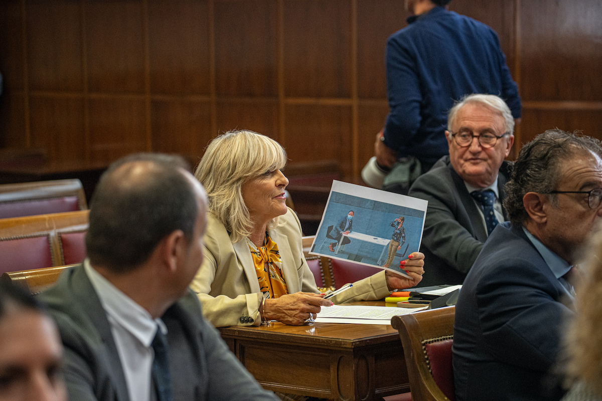 aría Caballero muestra una foto en la que María Chivite simula hacer un saludo militar a Santos Cerdán. (Gabriel LUENGAS/EUROPA PRESS) aría Caballero muestra una foto en la que María Chivite simula hacer un saludo militar a Santos Cerdán. (Gabriel LUENGAS/EUROPA PRESS)