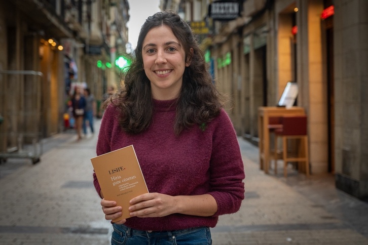 Irati Majuelo, liburu berria esku artean duela.