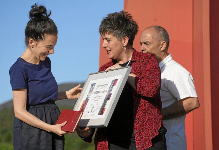 Miren Amuriza, «Pleibak» (Susa) nobelarengatik, 111 Akademiaren saria jasotzen.