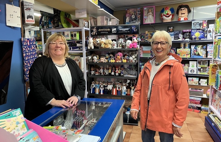 Arantxa Jauregik (eskuinean) hamazazpi urtez langile izandako Jasone Santinen esku utzi du Tolosako Amets jostailu-denda.