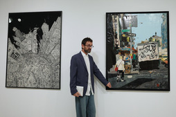 Pablo Ochoa de Olza, a la izquierda, junto a parte de su obra.