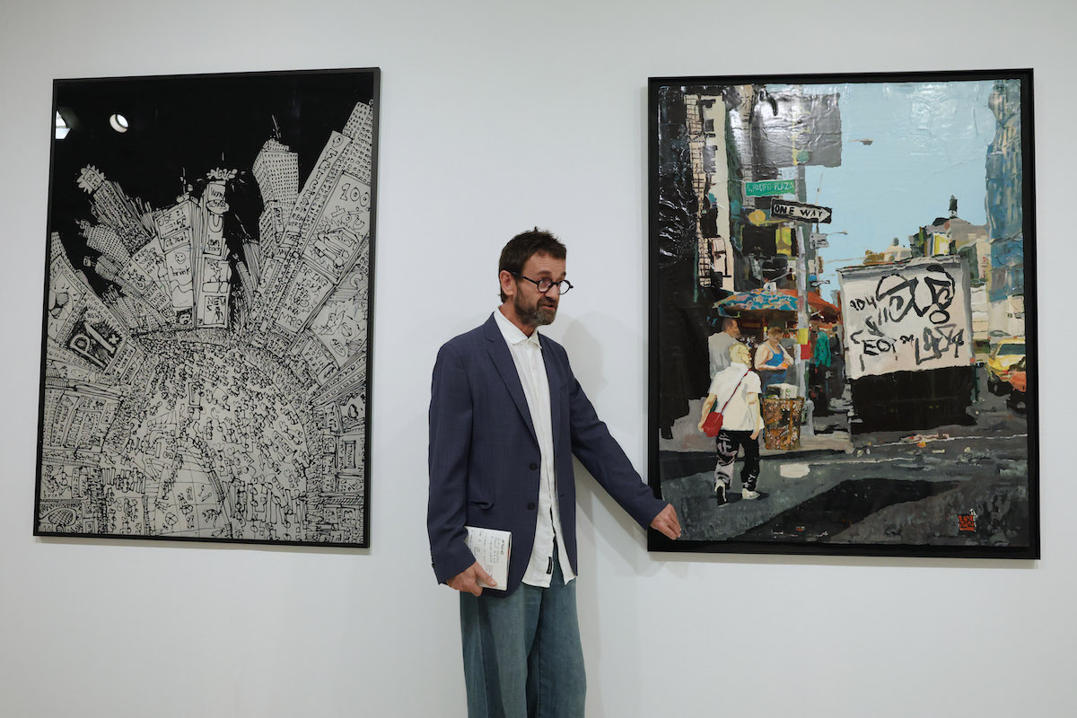 Pablo Ochoa de Olza, a la izquierda, junto a parte de su obra.