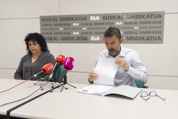 Nuria Alamillo, hija de un fallecido por amianto en Sunsundegui, y David Pena, abogado de la fundación Bidelagun