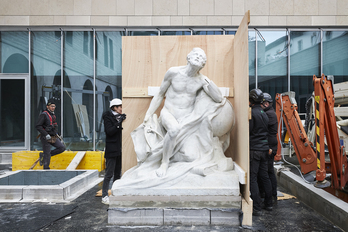 Las obras se están colocando en su nueva ubicación. 