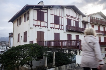 Donibane Lohizuneko hondartzara begira dagoen Ugaina etxea 2022an erosi zion Estatuari Jean-Pierre Sterin enpresaburu erreakzioarioak. (artxiboa)