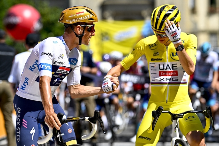 Evenepoel y Pogacar se saludan durante el pasado Tour.