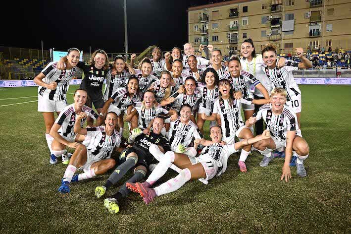 Las jugadoras de la Juventus celebran el primer título de la temporada. (Juventus FC)
