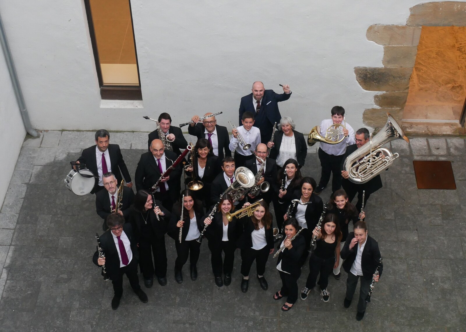 Musika Eskolako partaideak, egoitza berrian. (Zumaiako udala)