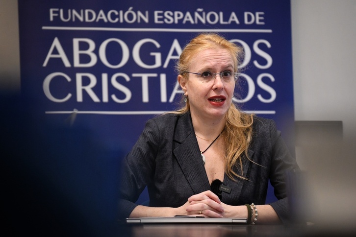 Polonia Castellanos, presidenta de Abogados Cristianos, al anunciar en Madrid iniciativas judiciales contra la colocación de la bandera LGTBI+.