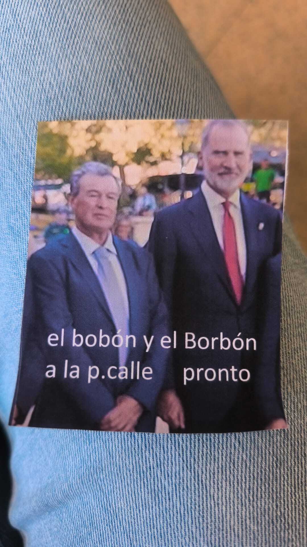 Foto que ha aparecido junto a una octavilla en algunas sillas del salón de plenos. (NAIZ)