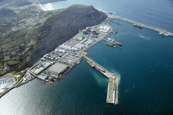 Área industrial del puerto de Bilbo.