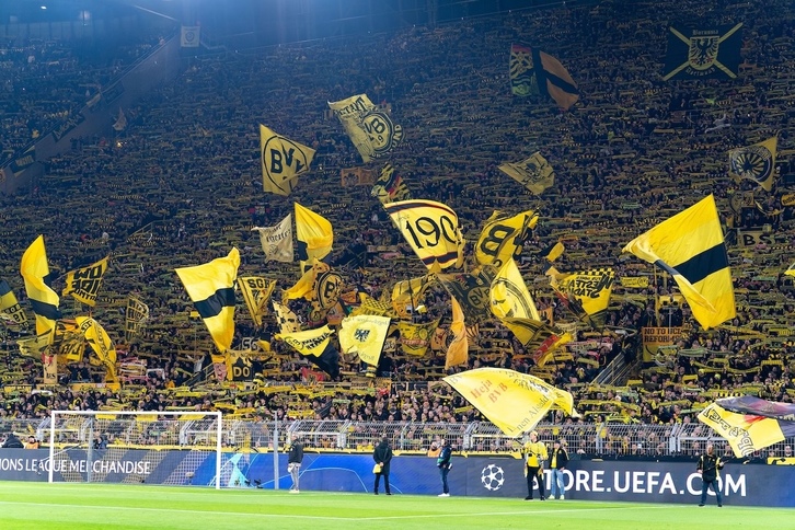 El muro amarillo del Signal Iduna Park en un partido de Champions.