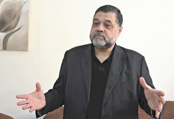 Osama Hamdan, representante de Hamas, hace declaraciones en Doha.