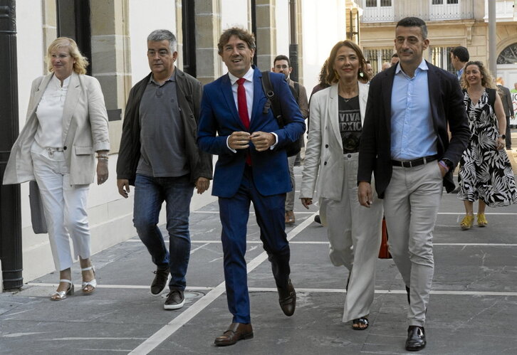 Eneko Andueza, junto a miembros de la dirección del PSE y del grupo parlamentario.