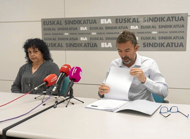 Nuria Alamillo, hija de un trabajador fallecido, y David Pena, abogado de Bidelagun.