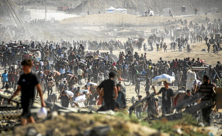 Multitud de palstinos, en uno de los puntos-trampa estadounidenses de distribución de alimentos en Nuseirat.