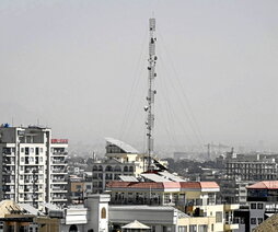 Una antena de telecomunicaciones en Kabul.