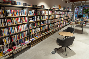 Imagen del nuevo aspecto que presenta la librería de Txalaparta en su local de la calle Mayor de Iruñea.