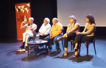 Otamendi, Aldasoro, Gorostiaga y Pego, junto al moderador, en el debate en el Teatro del Barrio de Madrid este martes noche.
