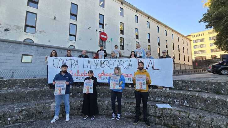 Los sindicatos han comparecido ante la sede del Departamento de Educación de Nafarroa.