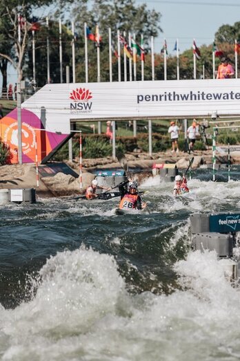 Maialen Chorraut y Leire Goñi, junto con la catalana Laia Sorribes, en la final por equipos de K1.