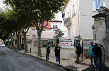 Legea bihurrituz hazi eta hazi ari diren alokairu turistikoek sortzen duten egoera salatzeko Biarritzen eginiko protesta bat. (artxiboko irudia)
