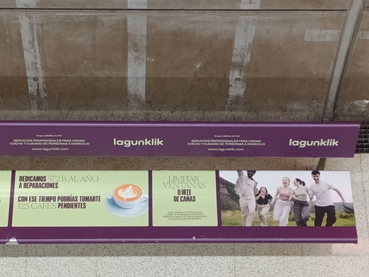 Campaña de Lagunklik en los bancos de la estación de Moyua. (NAIZ)