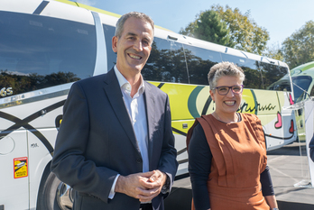 Imanol Rego eta Aintzane Aizpurua, autobus berrien aurkezpenean.