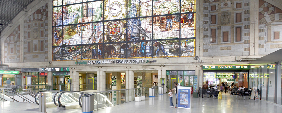 Espectacular vidriera de la estación de Abando de Bilbo. (Foto: ADIF)