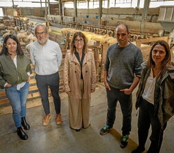 Lakuako ordezkariak Artzain Eskola bisitatzen izan ziren atzo.