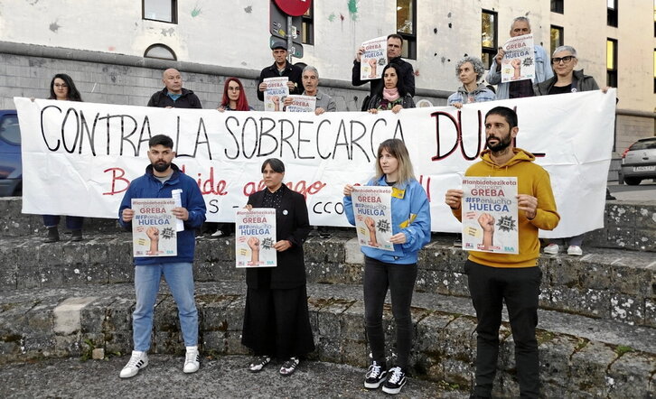 Los sindicatos comparecieron ante la sede del Departamento de Educación de Nafarroa.