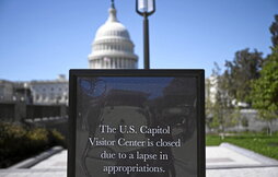 Un cartel informa de la suspensión de las visitas al Capitolio por el cierre federal.