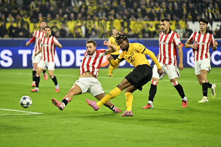 Gorosabel intenta evitar el disparo de Chukwuemeka que ha acabado en el 2-0.