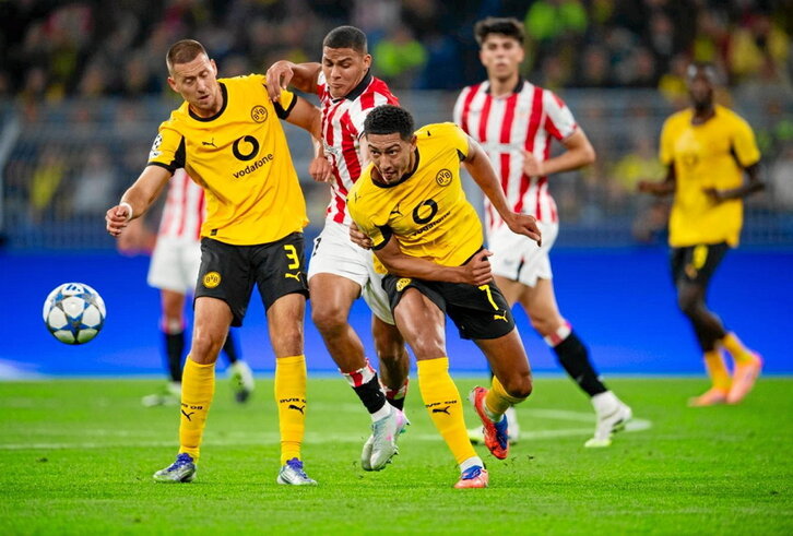 Sannadi luchando por un balón ante los defensas del Dortmund.