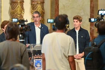 Eneko Goia, junto a su posible sucesor, Jon Insausti.