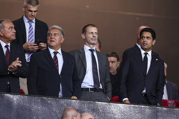 El presidente de la UEFA, Aleksander Ceferis, flanqueado por los presidentes del Barça y el París Saint Germain.