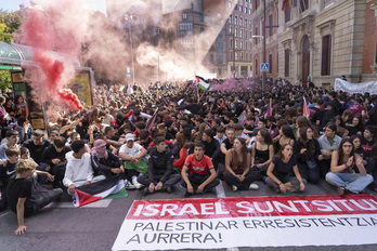 Nafarroako Parlamentuaren aurrean egindako eserialdia.