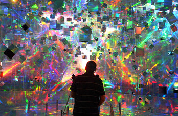 Kuantikari buruzko arte erakusketa bat.