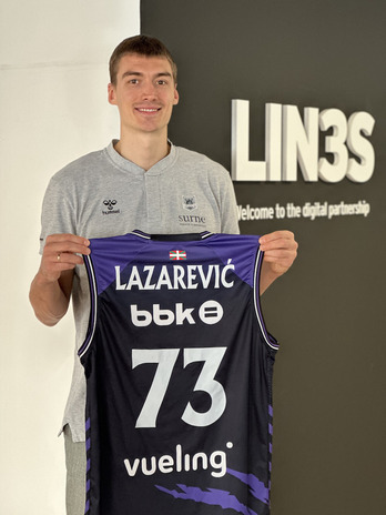 Stefan Lazarevic posa con su camiseta de Bilbao Basket.