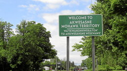 Akwesasnera ongietorria ematen duen kartela.