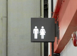 Egunotan sare sozialak asaldatu zaizkigu, udaleku batzuetako dutxa eta aldagela kontuekin.