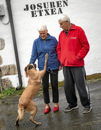 Irudian, Eugenia Abajo eta Goyo Hernando. Semea galdu zuten ELAren ondorioz, eta hortik sortu da «Josuren Etxea» proiektua.