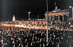 Imagen de la caída del Muro de Berlín en 1989, que supuso el inicio del proceso que llevó a la unificación de Alemania hace 35 años.