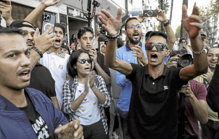 Un grupo de jóvenes grita consignas en la protesta de anoche en Rabat.