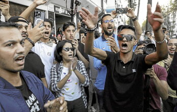 Un grupo de jóvenes grita consignas en la protesta de anoche en Rabat.