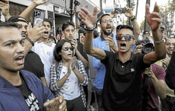 Un grupo de jóvenes grita consignas en la protesta de anoche en Rabat.