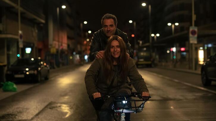 Itziar Ituño y Daniel Guzmán en una escena de ‘La deuda’.